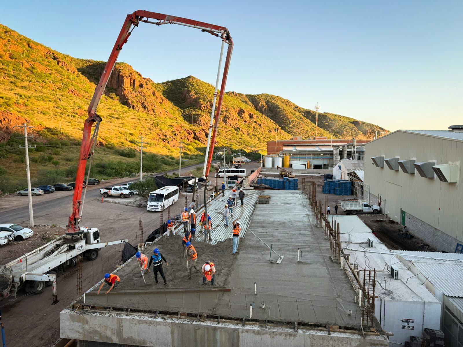 INPRO Edificaciones - Proyecto industrial con vista a montañas